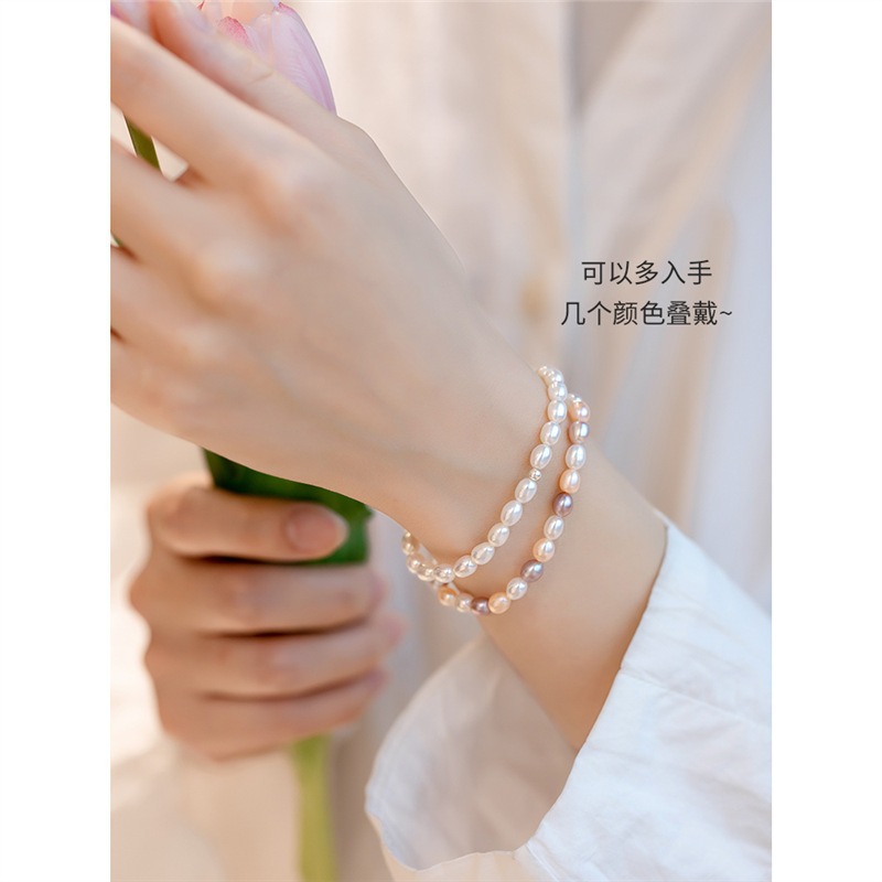 天然淡水真珠の小さい米の玉の弾力の縄のブレスレットの女性は色が落ちません。