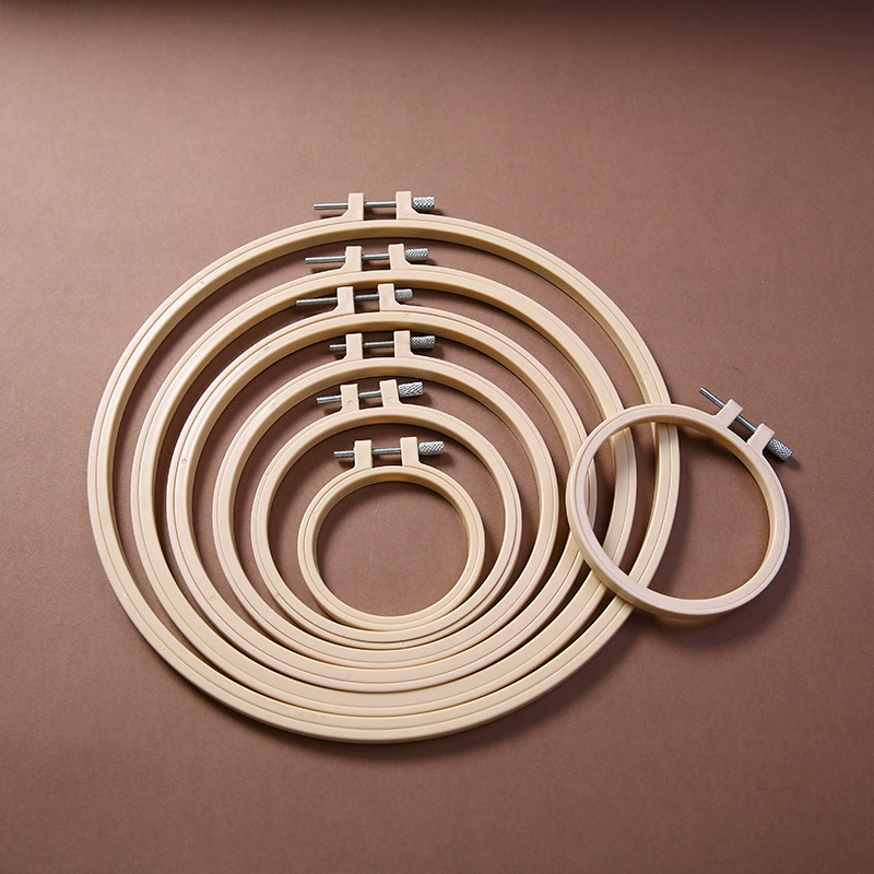 Популярная в международных продажах пластиковая вышивальная пяльца, имитация бамбуковой пяльцы, инструмент для вышивания крестиком своими руками, регулируемая бежевая рамка для вышивания