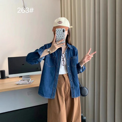 春秋の雰囲気感のある水洗いデニムのシャツのコートの女性の韓国版の暗いボタンの襟のファッション的な婦人服の小さい版のシャツのファッション