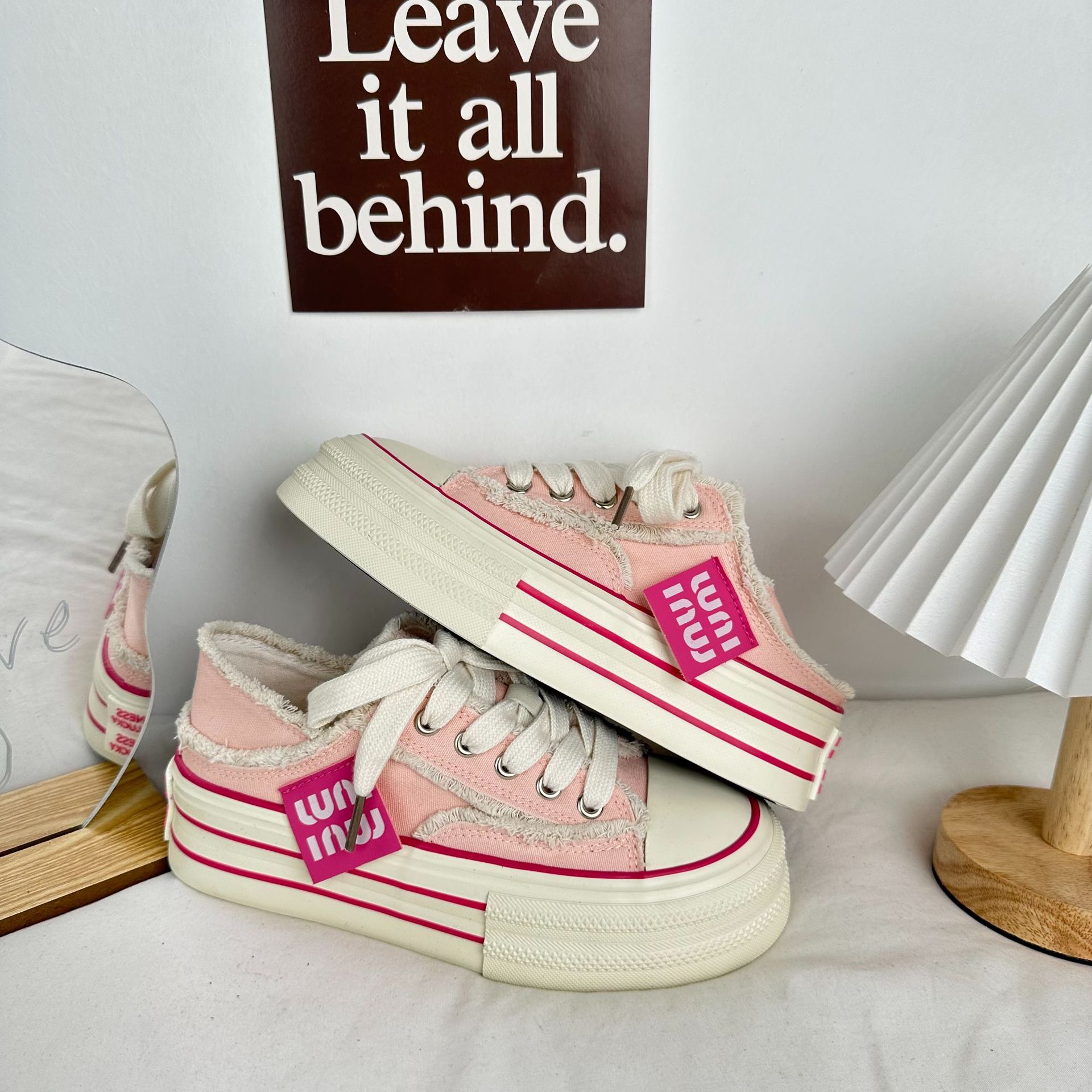 Longwave de fondo grueso de verano bajo nuevo zapato de lona para mujeres 2024 estudiantes transpirables aumentan el pie medio soporte zapatos blancos para mujeres
