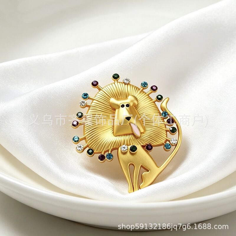 European and American retro colored diamond lion brooch, alloy cartoon animal pin, versatile brooch accessory for men and women