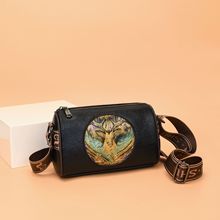 2025年新款复古浮雕彩绘包新款斜挎包百搭多层单肩大容量妈妈枕头