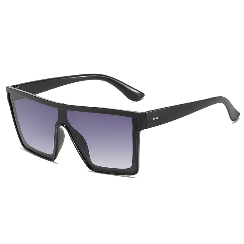 国境を越えた四角の欧米のファッションのサングラスは車を運転します。