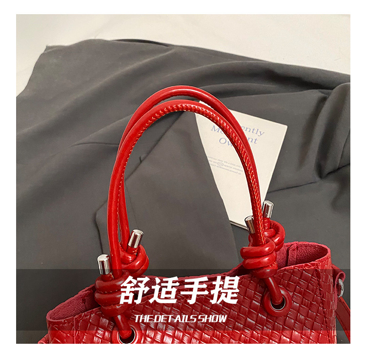 A niche and simple hand-held bucket bag for the summer of 2025, featuring a fashionable and stylish Korean style with a woven pattern, is a single-shoulder crossbody bag undefined