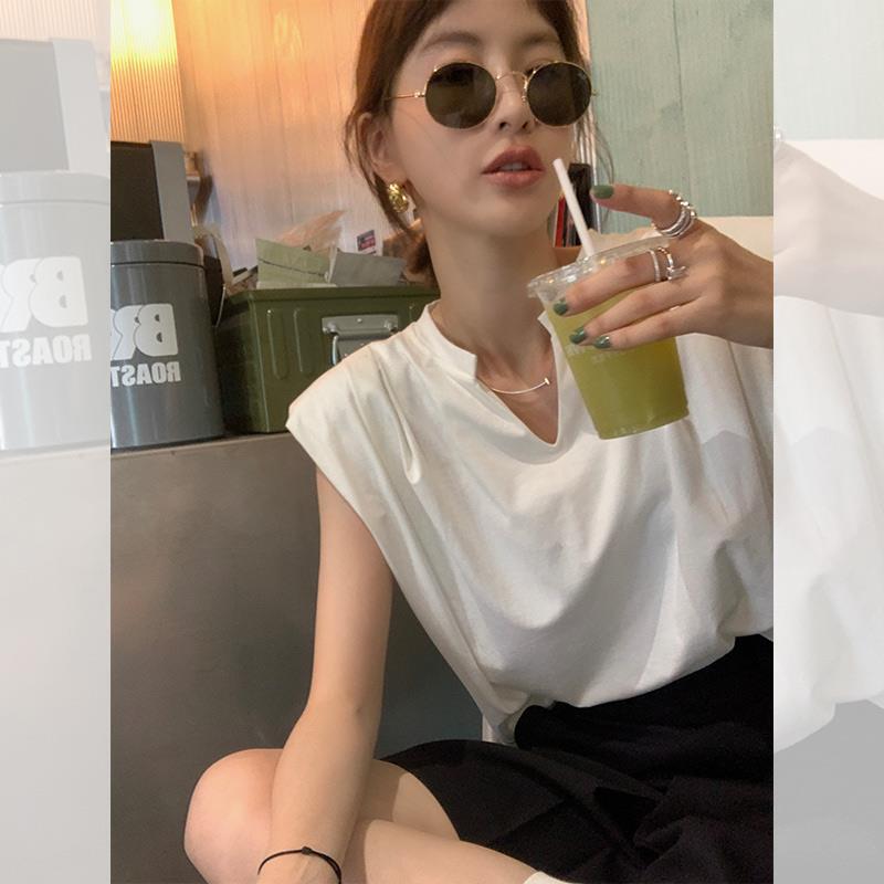 【13】Sleeveless Padded Shoulder T-Shirt for Women, New Summer Design, Niche Style, Loose Fit, Slimming, Versatile V-Neck Top 【13】Sleeveless Padded Shoulder T-Shirt for Women, New Summer Design, Niche Style, Loose Fit, Slimming, Versatile V-Neck Top