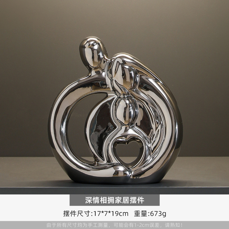 다정하게 포옹하는 장식품