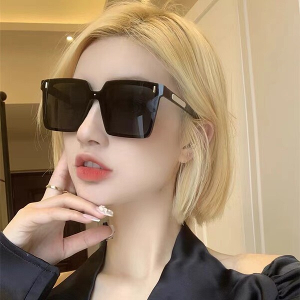 Fashionable square sunglasses