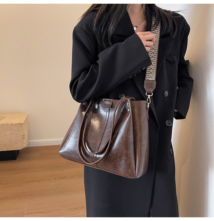 European and American retro large-capacity commuter tote bag 2024 new portable shoulder bag, textured wide shoulder strap messenger bag_voghion.com