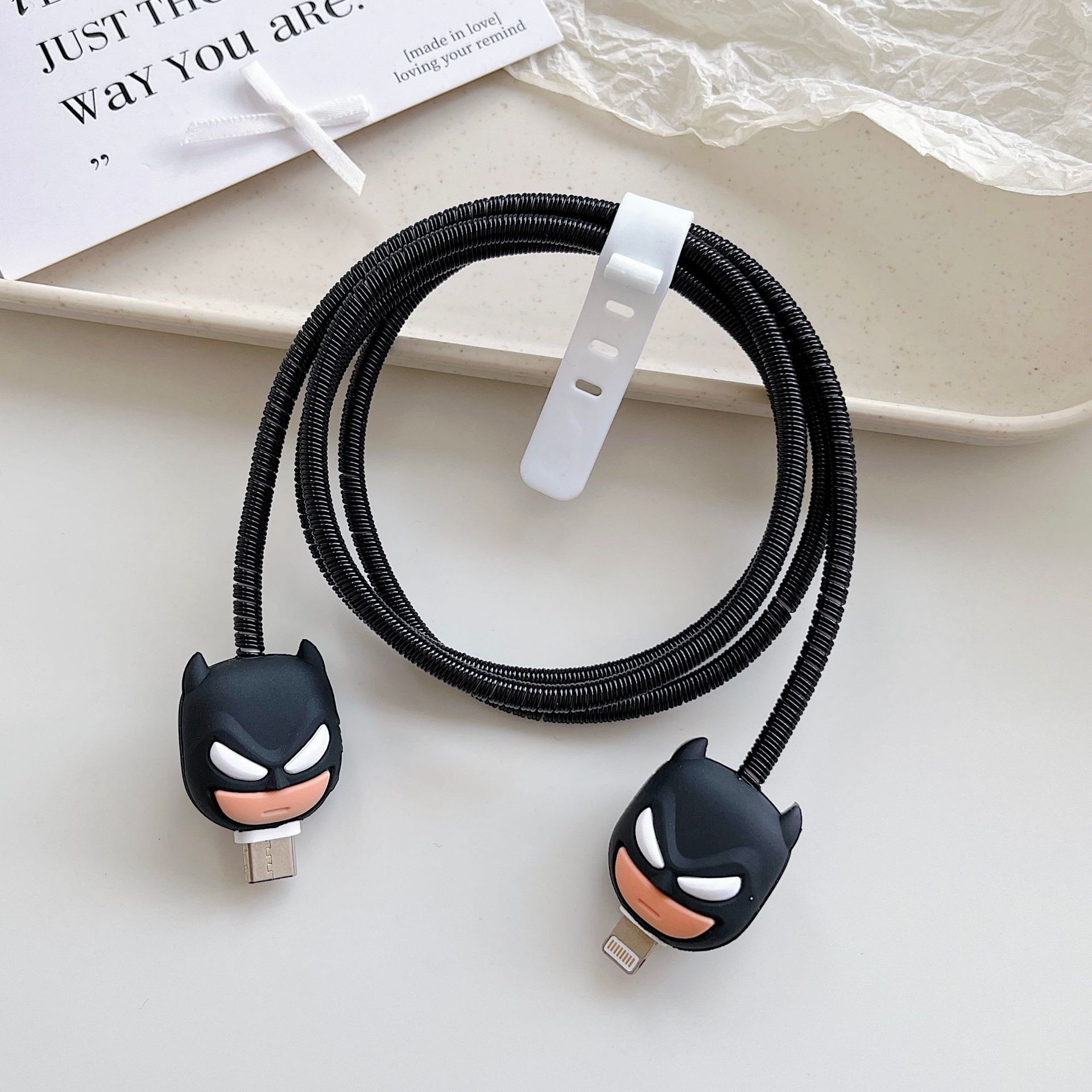 Amazon cartoon cable de datos cubierta adecuada para Apple Android cable de datos de carga rápida cuatro piezas en stock al por mayor