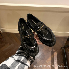 英倫風金色のアルファベットの厚い底の小さい靴の女性の春秋の新型の黒色の足は楽福の靴を漕ぎます。
