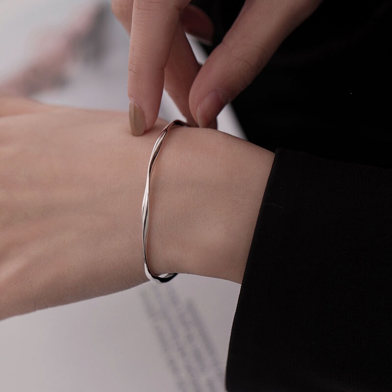 Korean Möbius Ring Bracelet for Women, 2026 Summer Niche Design Simple Ring Bracelet, Hand Accessory, Qixi Festival Gift Korean Möbius Ring Bracelet for Women, 2026 Summer Niche Design Simple Ring Bracelet, Hand Accessory, Qixi Festival Gift