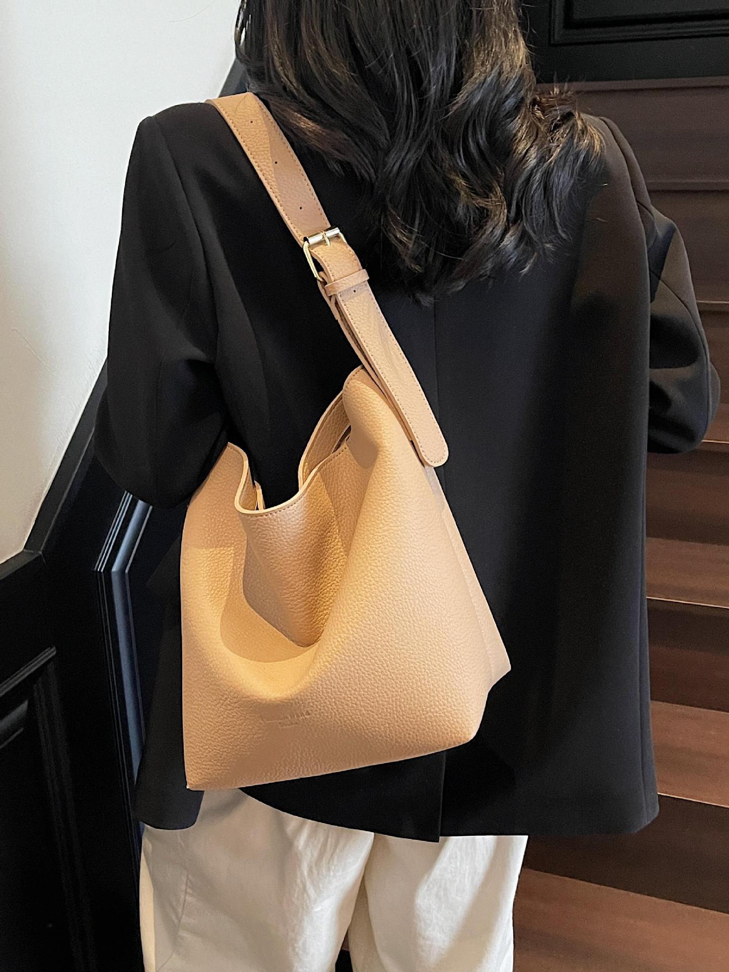 Bolso de cubo de fuego súper retro transfronterizo para mujer 2025 nuevo bolso de hombro simple casual de todo fósforo bolso de mensajero de superficie suave de moda