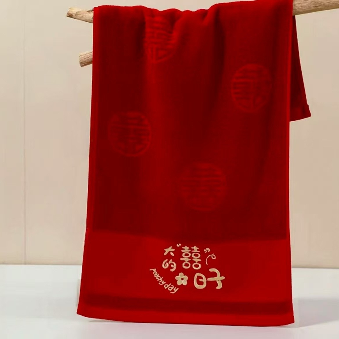 Бордовое бамбуковое хлопковое полотенце с широкой вышивкой в полоску — идеально подходит для праздничных дней