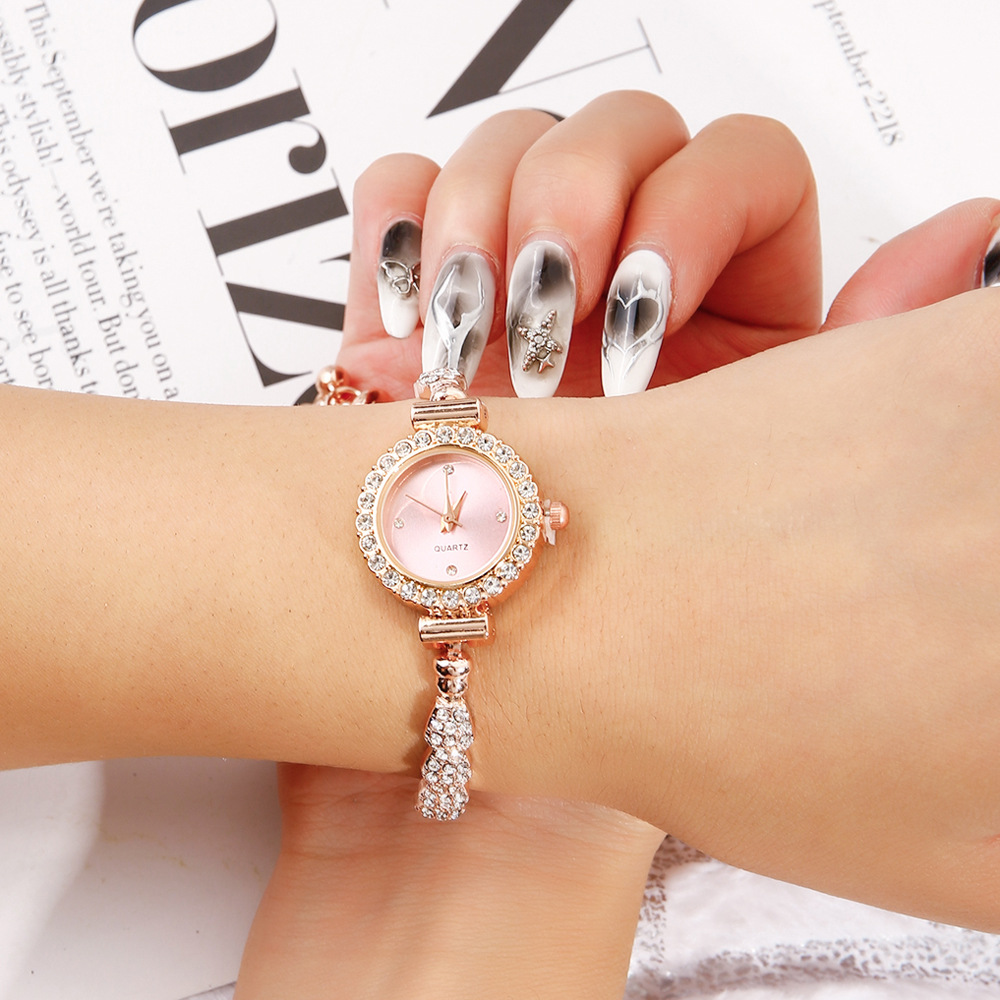 Elegant Geometric Telescopic Rope Quartz Women's Watches display picture 1