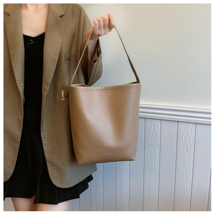 Solid color Tote bag 2024 new style, high-end, large-capacity single-shoulder versatile, niche women's bag, casual and simple bucket bag undefined
