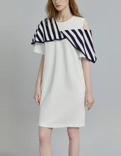 白色设计感宽松露肩连衣裙女2023夏季新款通勤风简约小众裙子