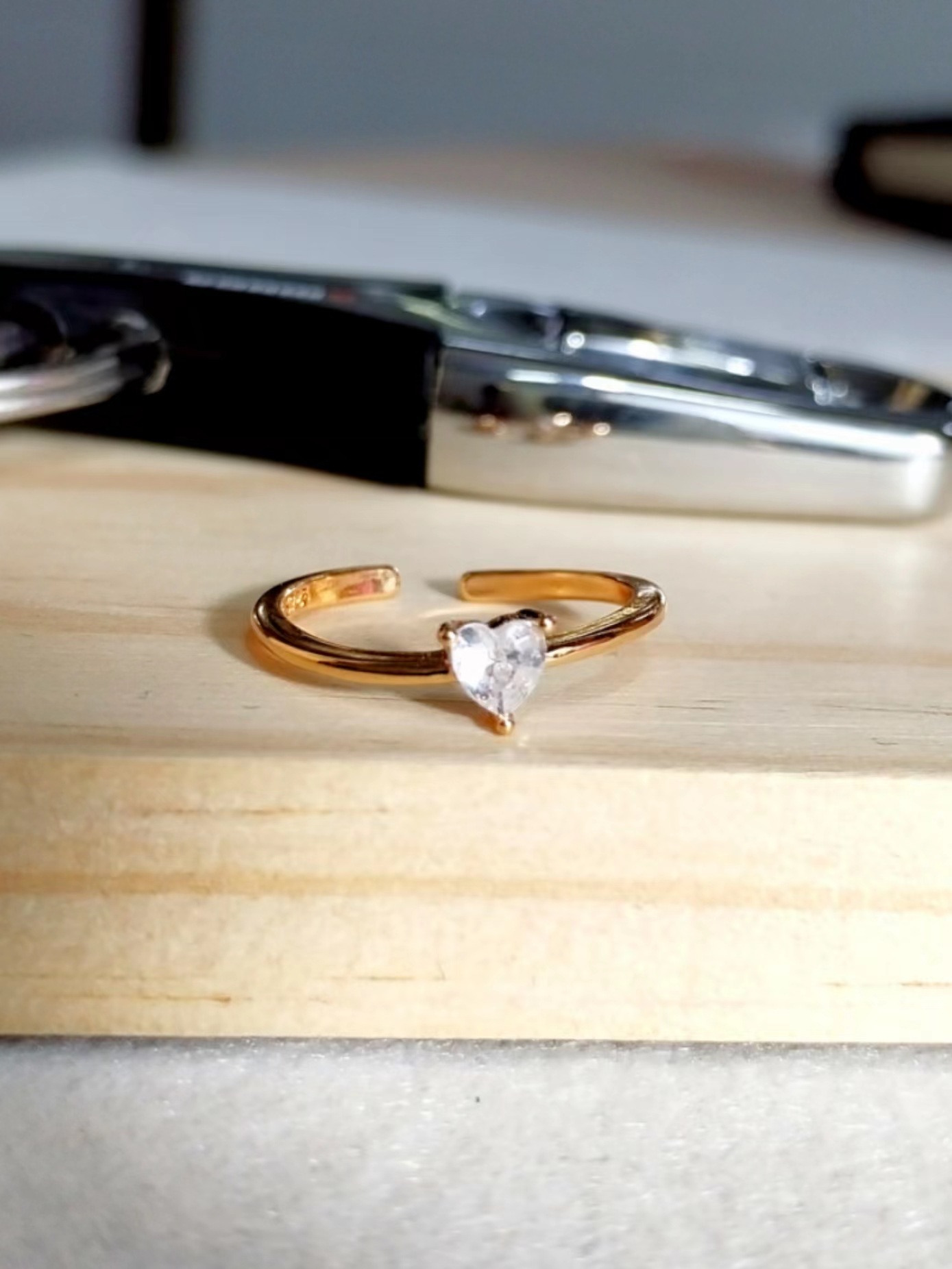 Exquisite V-shaped Zirconia Diamond Ring For Index Finger_voghion.com
