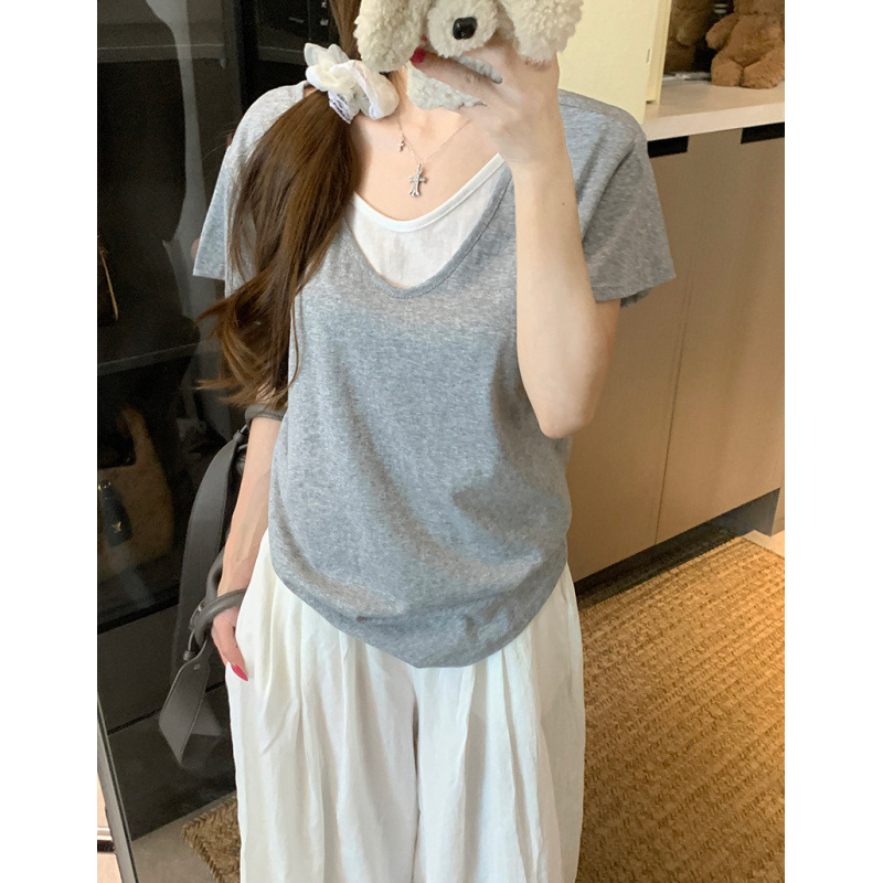 女性用のフェイクツーピースVネック半袖Tシャツ、夏用のルーズなコントラストカラーデザイン、アメリカンホットガールシックで多用途なトップス|undefined