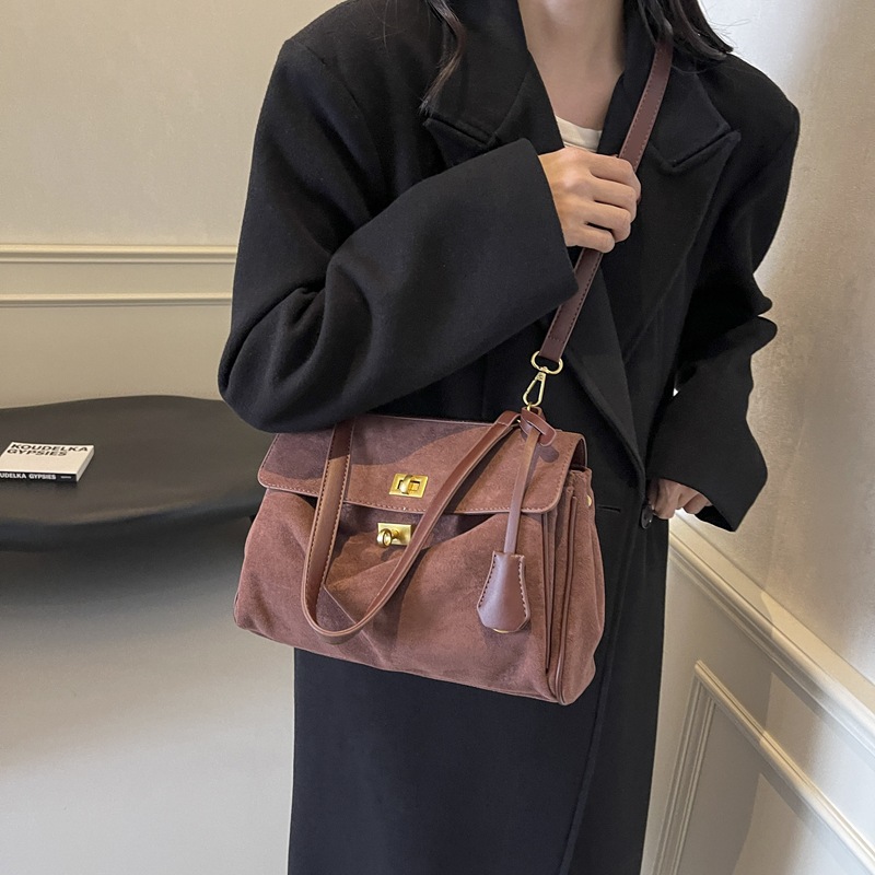 Este año, la popularidad de la bolsa de peluche retro, la capacidad de las mujeres, 2024 otoño y invierno, nueva moda, alta sensación de bolso de hombro.