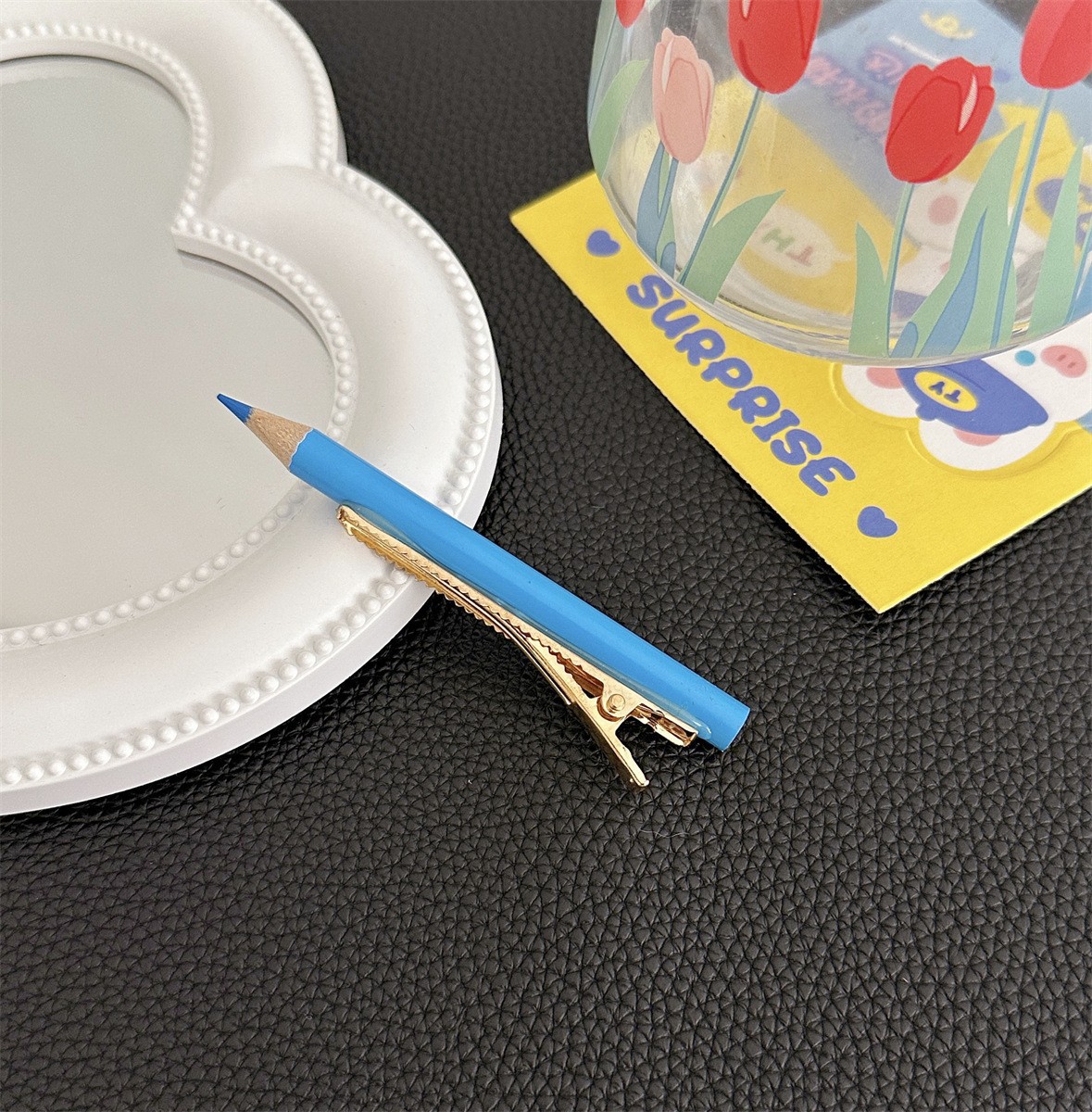 파란색 연필 머리핀