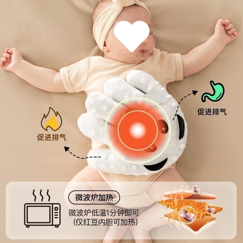 El bebé le da unas palmaditas en el trasero para conciliar el sueño.