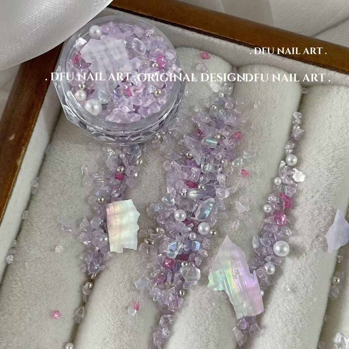 Nuevas Nueve Piedras de Cristal Púrpuras Brillantes, Perlas, Cuentas de Acero y Piezas de Concha, Accesorios de Uñas Usables, Accesorios de Arte de Uñas Estilo Palacio.
