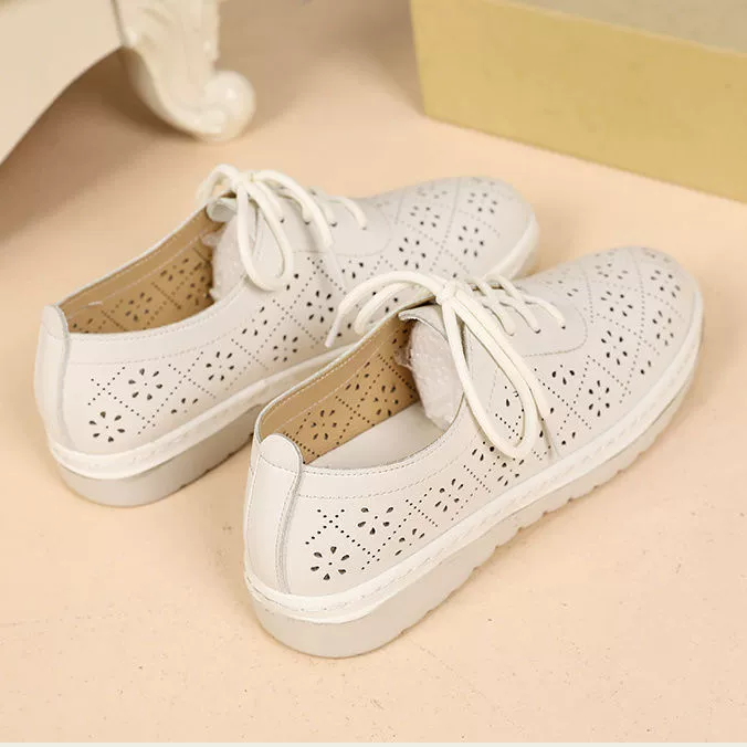 Весна и лето мягкие подошвы удобные мягкие кожаные туфли мамы оптовые трансграничные средние и пожилые удобные полые плоские отверстия сандалии женские