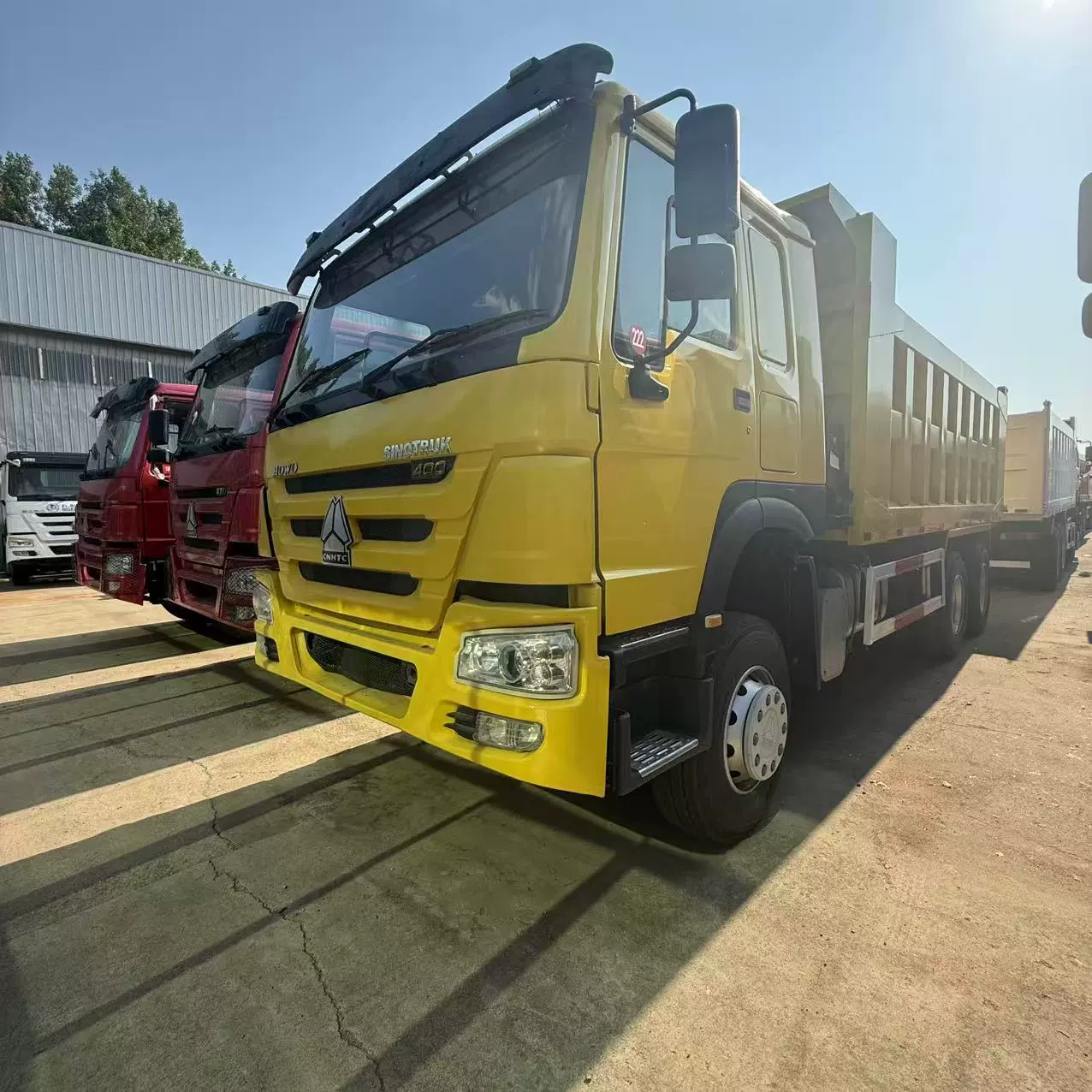 Экспорт бывших в употреблении самосвалов HOWO с задней осью на восемь колес, двухосных землеройных машин и 10-осных самосвалов HOWO мощностью 375 л.с.