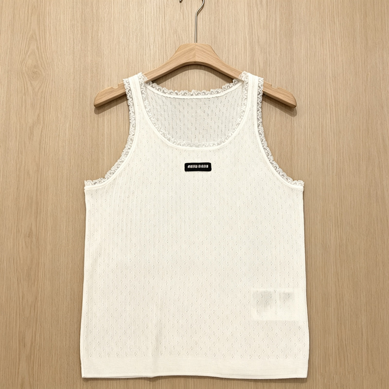 Dalang Women's Clothing 26 Miu Miu New Summer Style Age-Reducing Simple Letter Patch Lace Trim U-Neck Knitted Vest Dalang Women's Clothing 26 Miu Miu New Summer Style Age-Reducing Simple Letter Patch Lace Trim U-Neck Knitted Vest