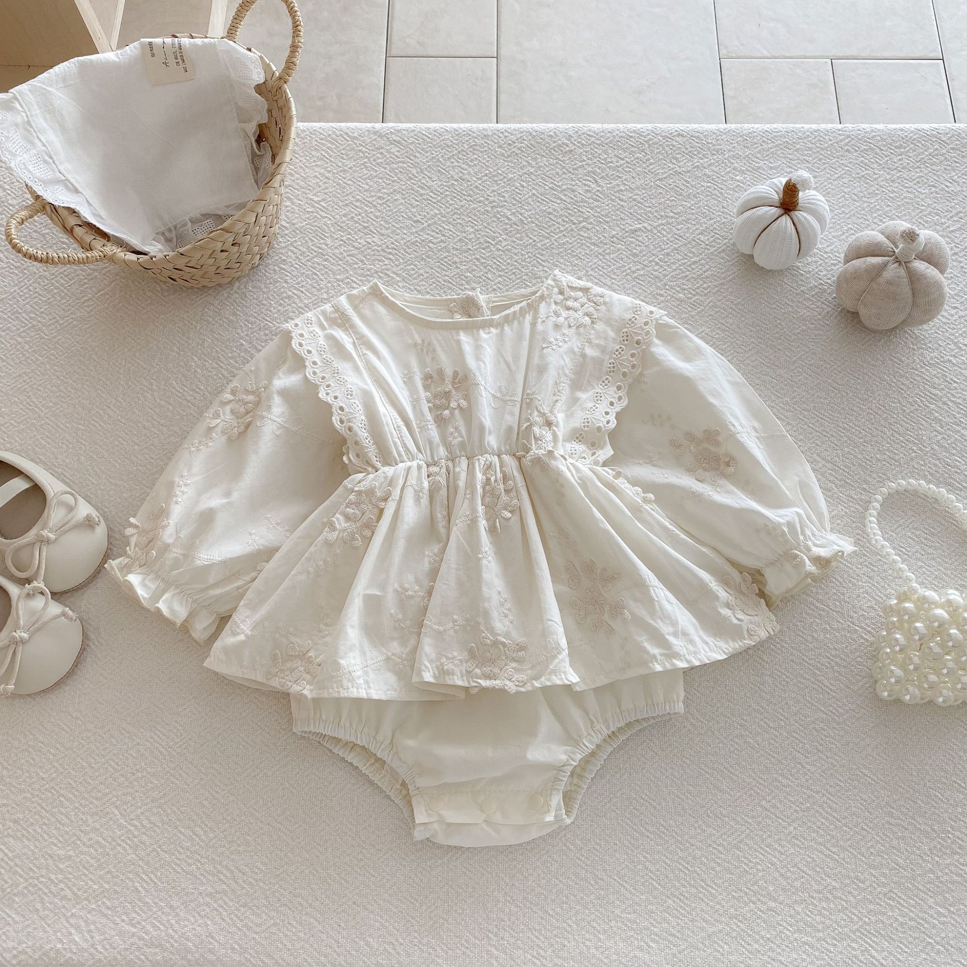 Ins韓国版赤ちゃんの袖なしのお尻の服の女性の赤ちゃんの洋気の刺繍のハスのスカートの夏の薄いタイプの外出は服を登ります。