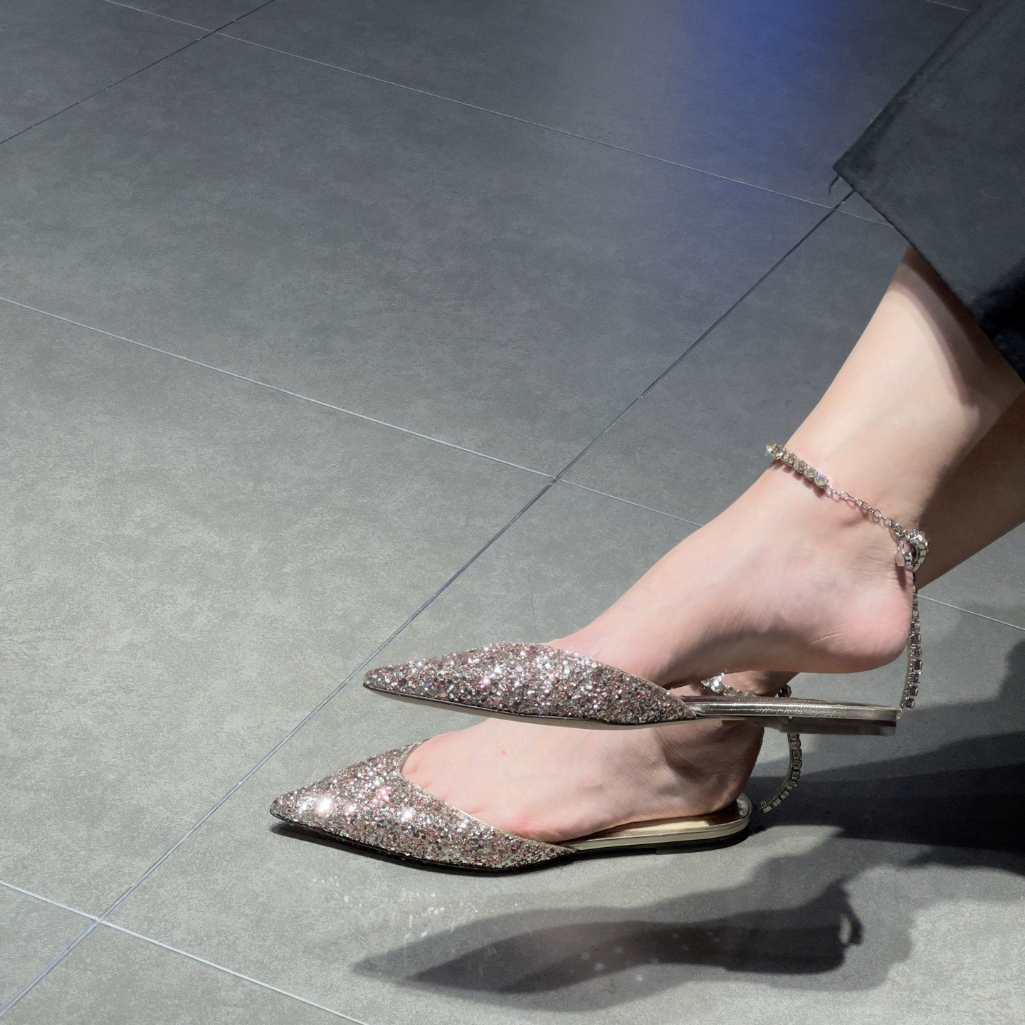 Версия из овчины ~ новые летние модные сандалии на плоской подошве с острым носком и цепочкой со стразами сзади, женские сандалии из натуральной кожи с открытым носком