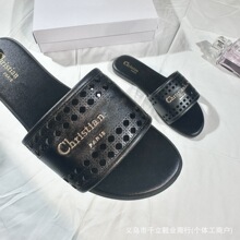 2025D��ƽ���U��һ���Ͻ�����ĸ����ЬŮ�⴩�r�аٴ�ɳ������Ь