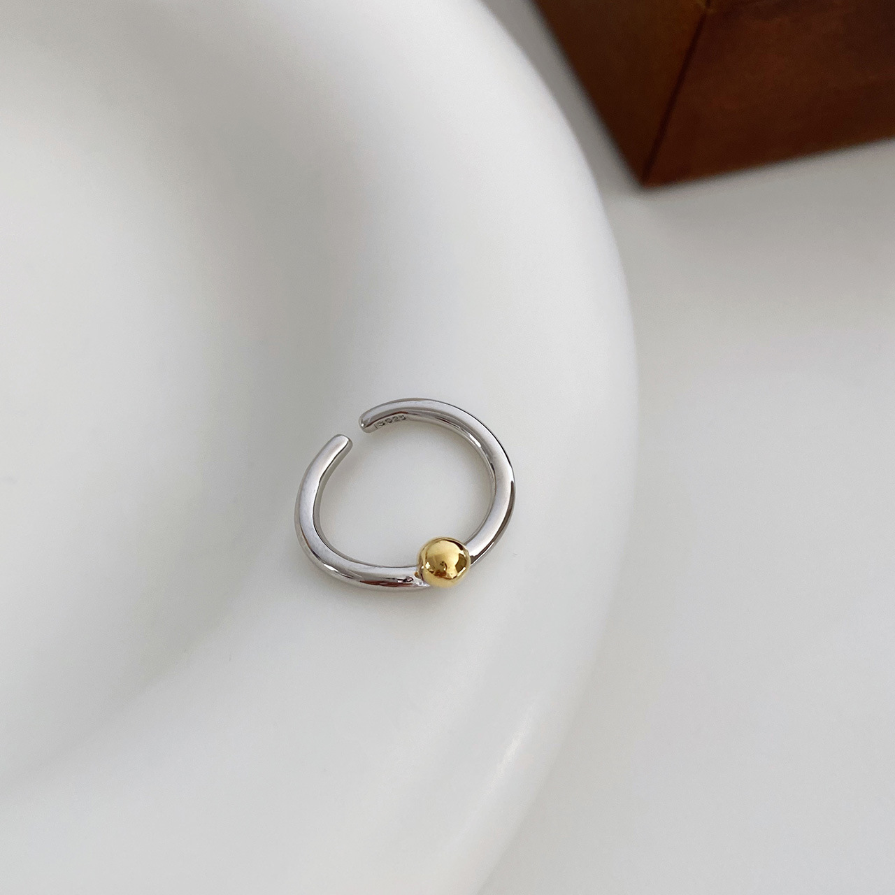 Semplice, versatile, anello da donna con apertura della bocca in oro e argento con perle a contrasto, stile cool, nuova tendenza 2022_voghion.com