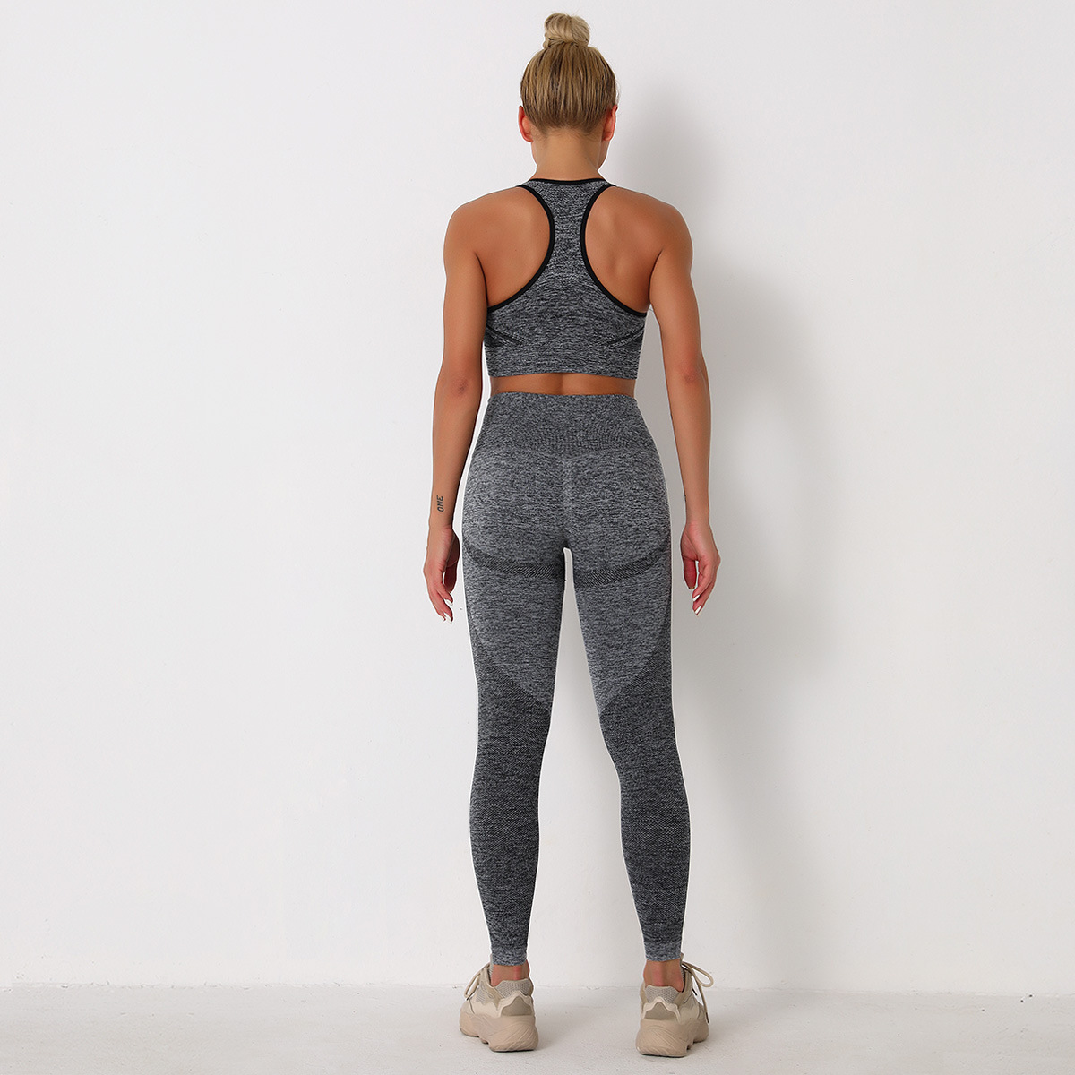 Conjunto de sujetador deportivo de sujeción ligera y legging de cintura ancha sin costuras NSLX48726