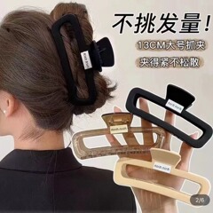 高級感のアルファベットのつや消しの髪は女性の髪の量が多いです。
