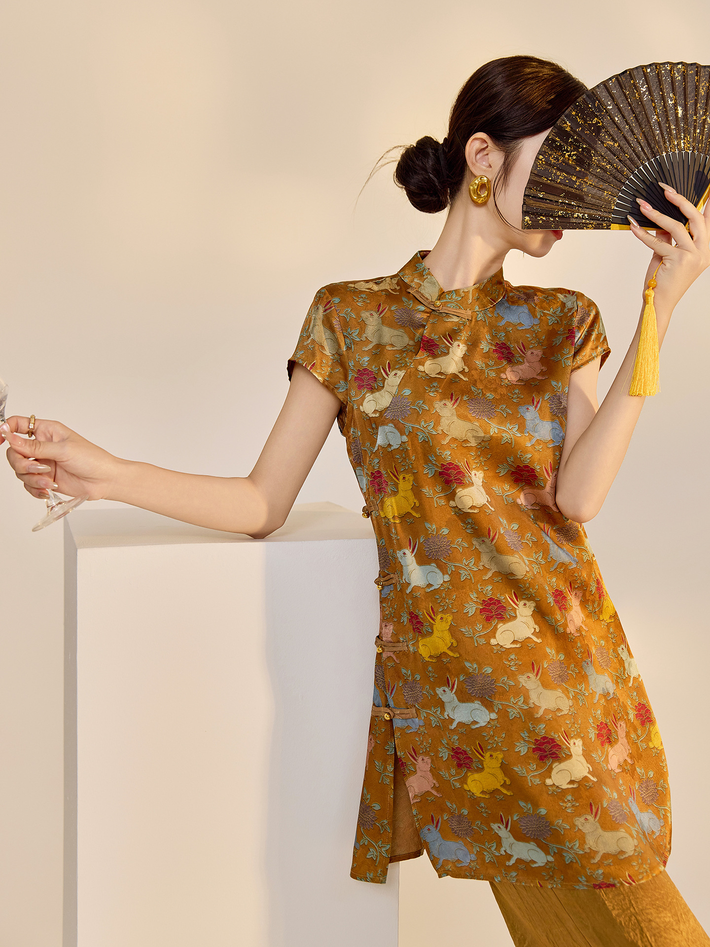 Đầm suông midi chữ A vải rayon thêu hoa cách tân cổ điển Trung Quốc — Màu đỏ san hô, Màu caramel