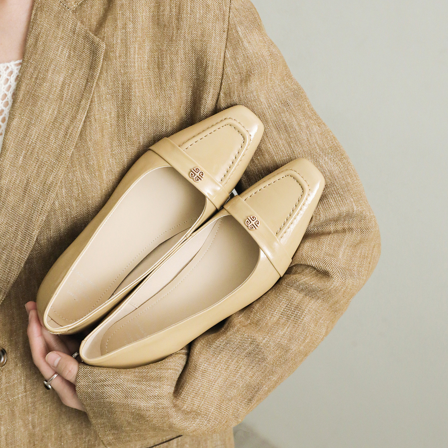Giày cao gót nữ mũi nhọn cổ điển, gót thô vừa, họa tiết hoa sơn trà, dáng slip-on — đen
