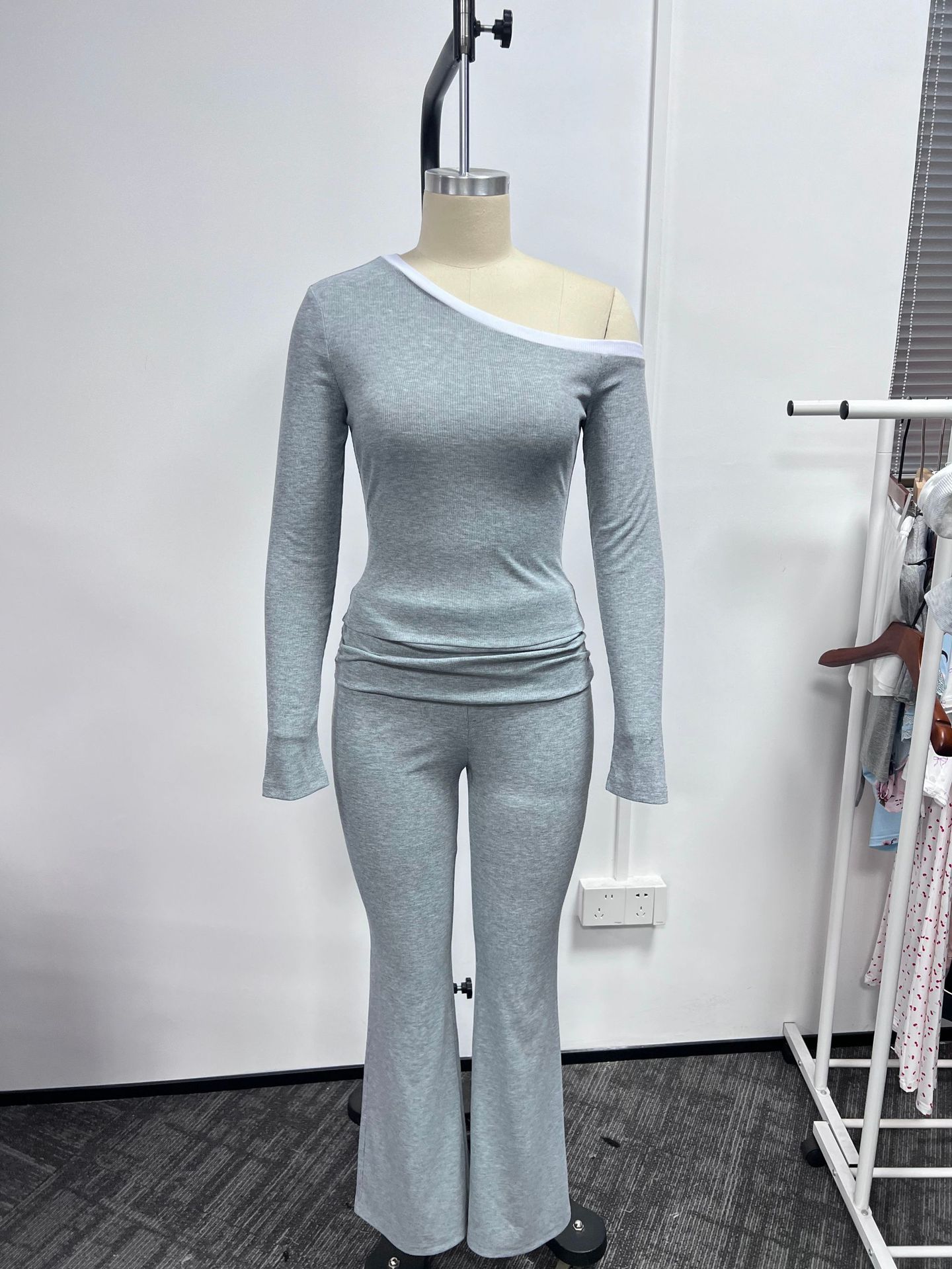Women's Sexy Off-Shoulder Ribbed Crop Top With Low-Rise Flared Pants Set, Stretchy T-Shirt And Bell Bottom Joggers, Trendy Solid Color Outfit_ecoleips.com