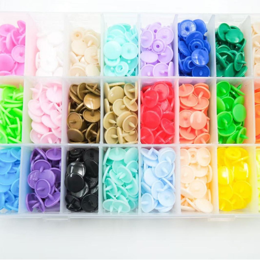 T5 botones de plástico de cuatro colores botones de resina botones de ropa de bebé botones de ropa de niños botones de mano