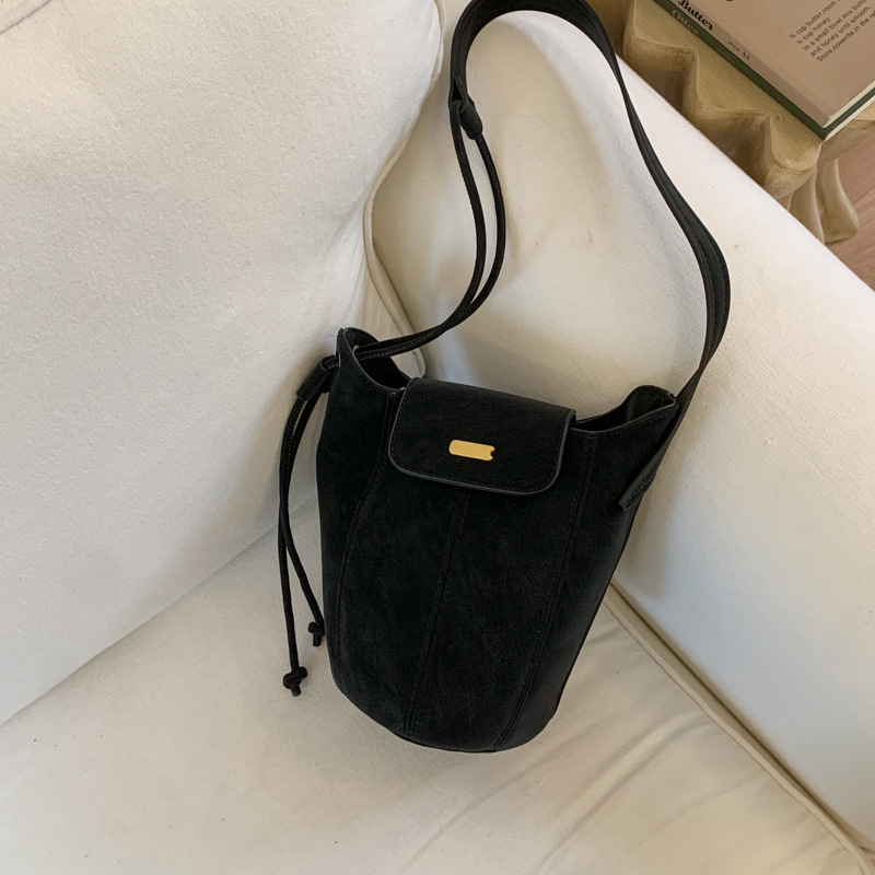 Bolsa de hombro coreana de estilo extranjero de gamuz, bolso de vestir, bolso inferior de mujer otoño-invierno 2025, nuevo nicho retro bolso de cubo de transporte