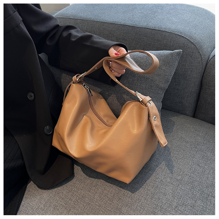 Soft Leather Simple Small Bag New Fashion Korean Version Tote Bag Autumn Single Shoulder Messenger Bag display picture 4