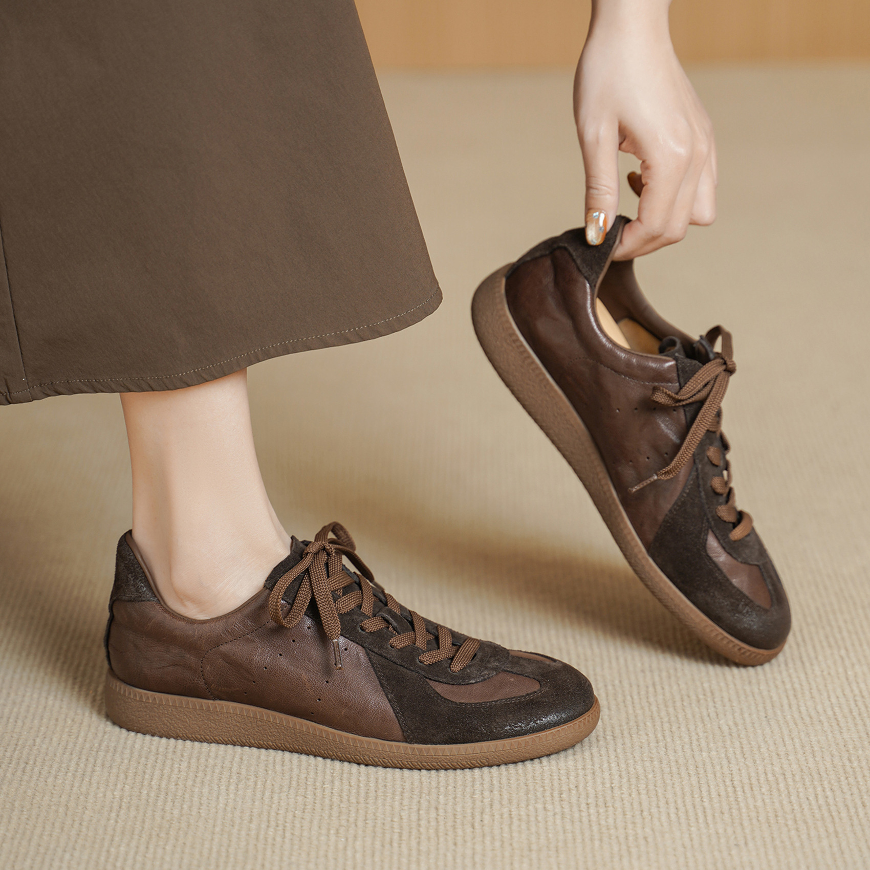 Giày lười nữ mũi vuông phong cách vintage phối da cừu và da bò buộc dây — màu nâu