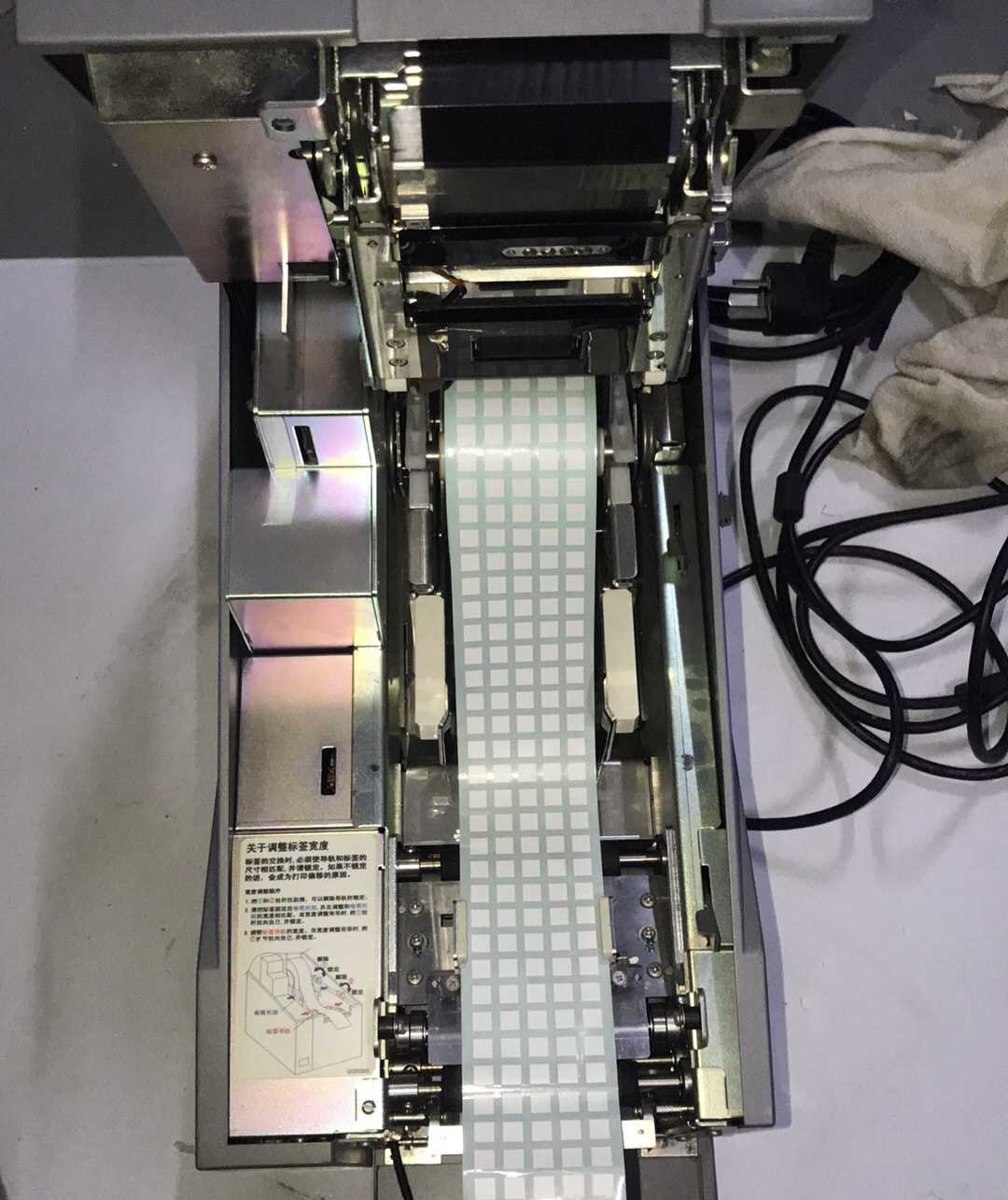 非标FASSON-72825亮白聚酯PET标签55*10单排R23mm5拼微小QR码铭版