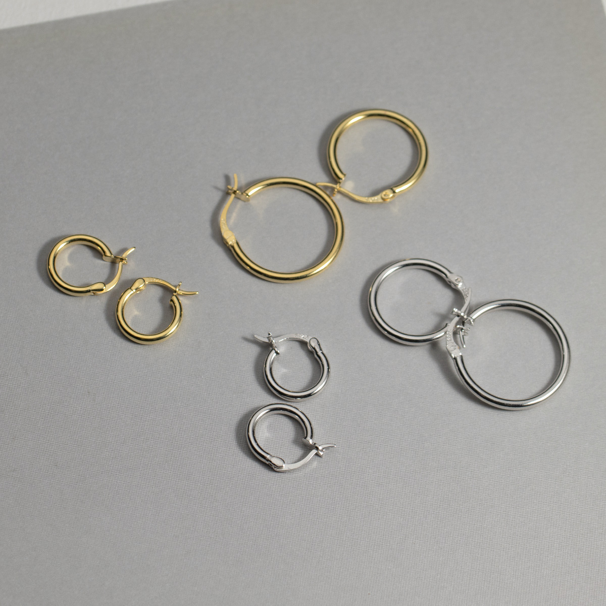 S925 auriculares redondos de brillo de botón de auriculares personales geométricos huecos aretes de aretes redones de tendencia aretes rojos E9786