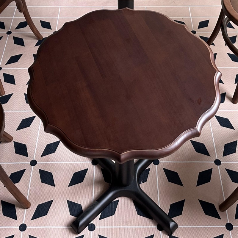 Mesa y silla de café retro combinación de dulces y sillas de panadería de leche y té, mesa de madera maciza, restaurante occidental americano, silla medieval