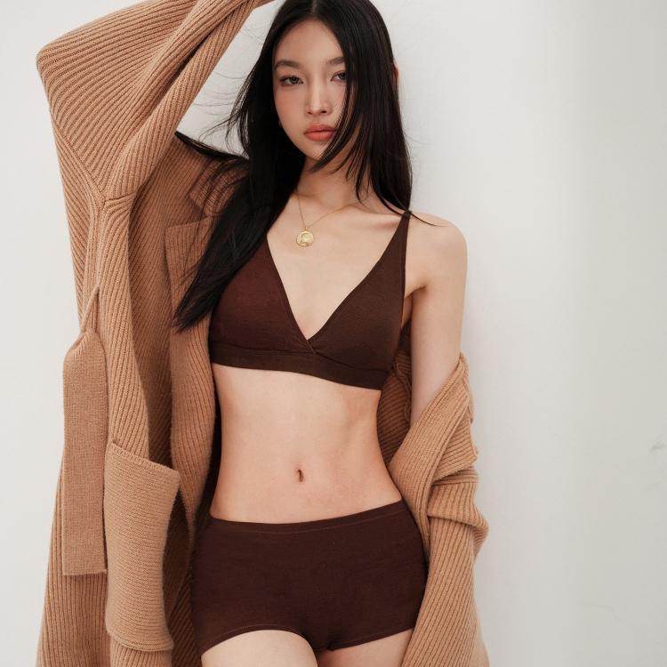 春夏新款輕奢羊絨蛋白薄內衣女士舒適透氣高彈性感深V文胸套裝女