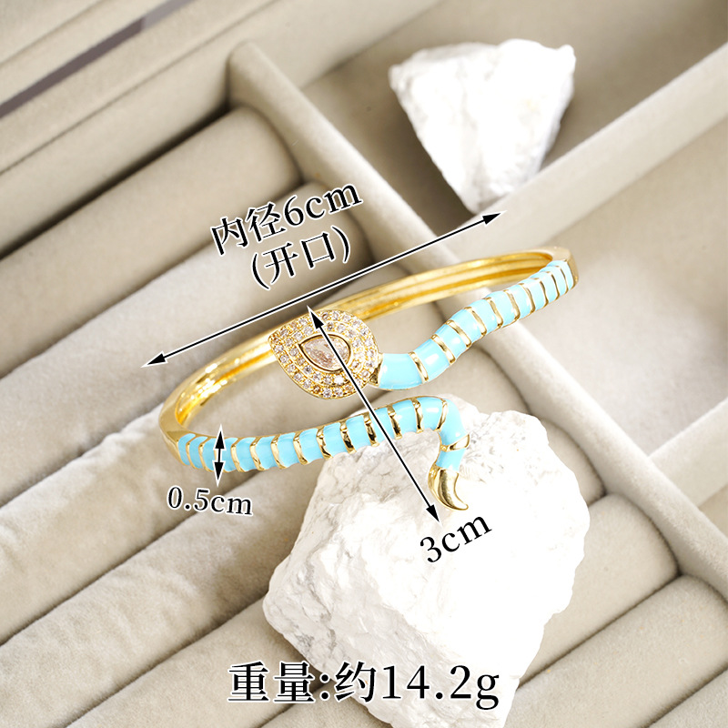 Brazalete de oro galvanizado de arena transfronteriza de 18k esmalte de color universal cabeza de serpiente de micro-pantalón anillo de piedra abierto joyas de estilo europeo y americano