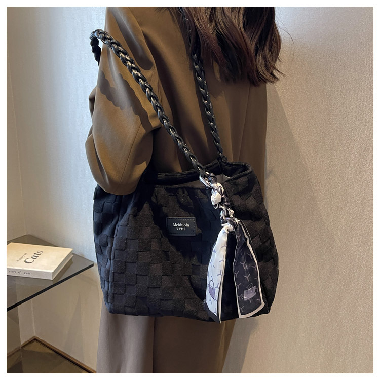 Large-capacity commuter tote bag 2023 new summer fashion large bag, women's checkered high-end and stylish single-shoulder bag undefined