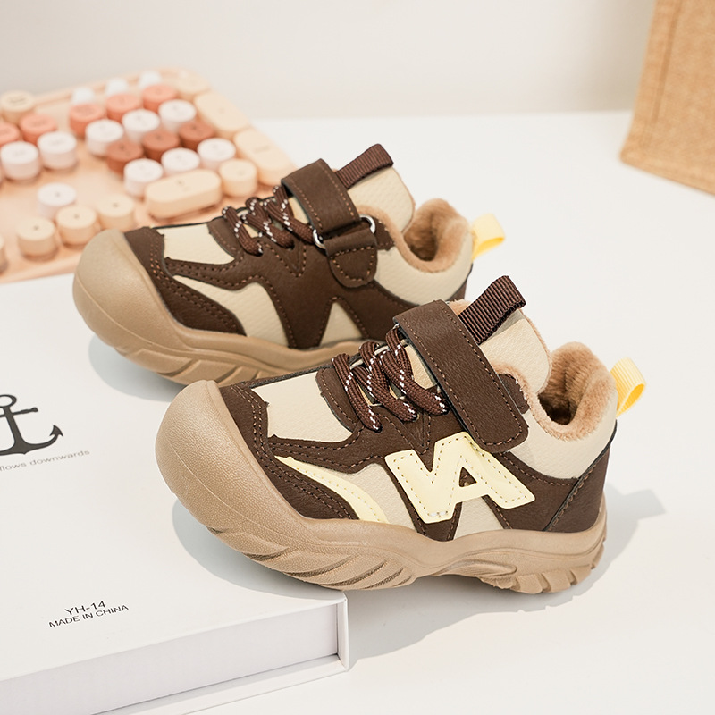 Zapatos deportivos para niños coreanos de estilo universal zapatos de entrenamiento para niñas 2025 invierno nuevos zapatos infantiles para niños con suela suave de terciopelo caliente