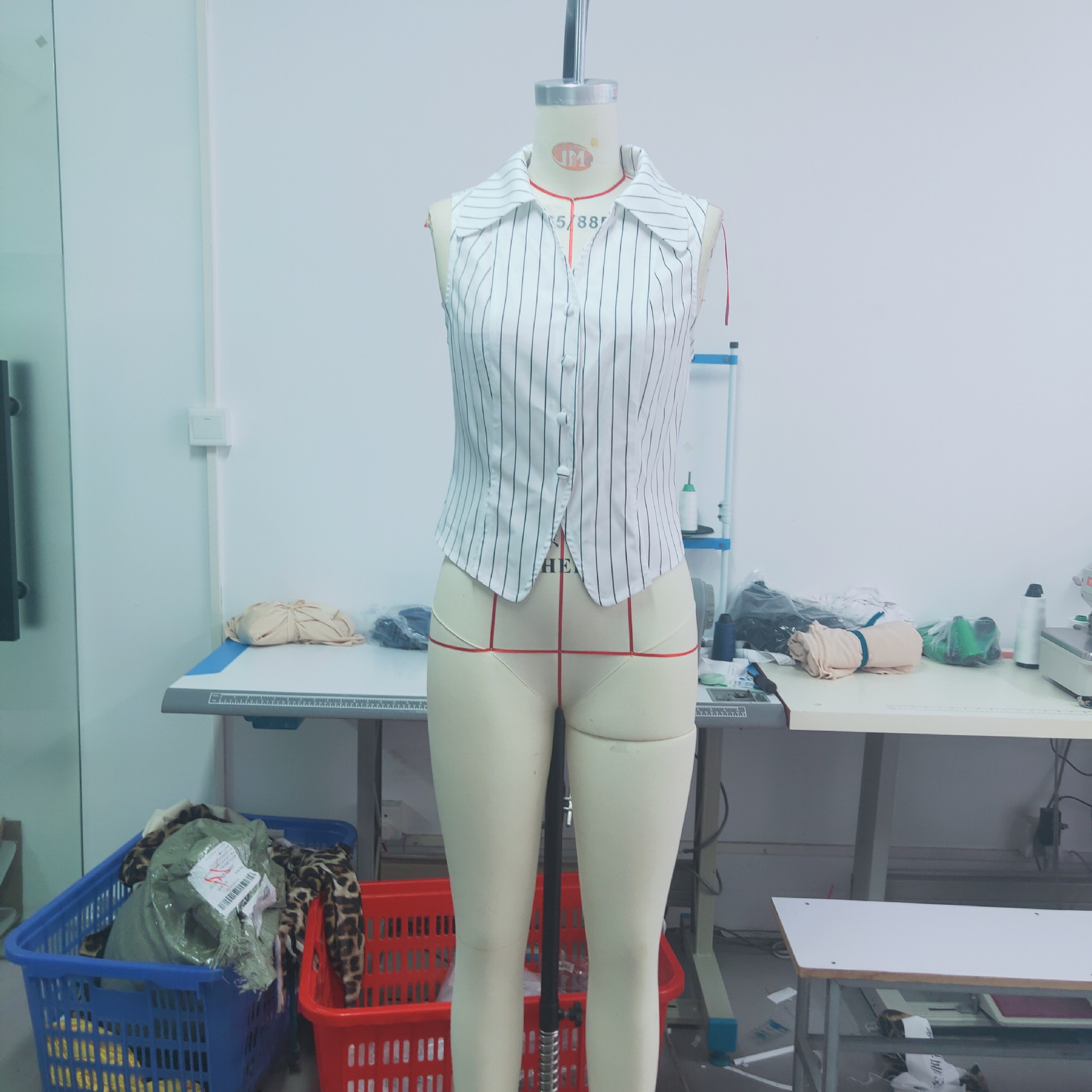 2025 European And American Elegant Fashion Slim Fit Striped Sleeveless Top Shirt_ecoleips.com